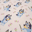 Tela Algodón Bluey Pintando Tela popelín de algodón blanco con estampado repetido de Bluey pintando con pinceles y tizas