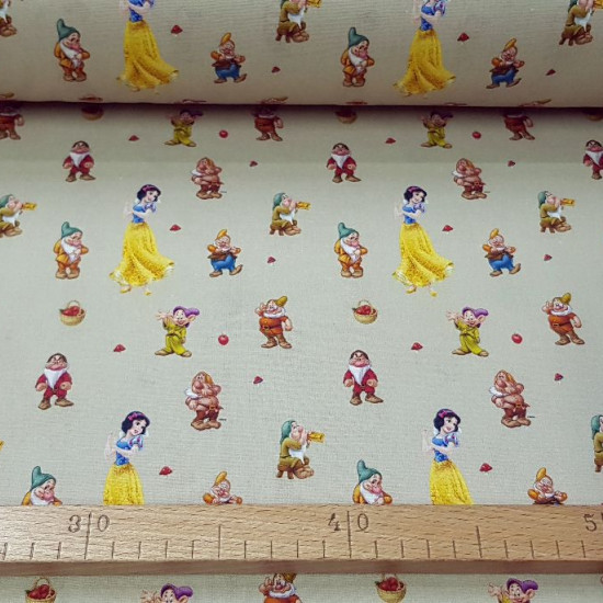 Tela Algodón Disney Blancanieves 7 Enanitos - Tela de algodón licencia donde aparecen los personajes de la película Disney de Blancanieves y los 7 enanitos sobre un fondo claro. La tela mide 140cm de ancho y su composición 100% algodó