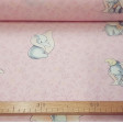 Tela Algodón Disney Dumbo Floral Rosa - Tela de algodón licencia Disney con dibujos del personaje clásico Dumbo sobre un fondo de color rosa floreado. La tela mide 140cm de ancho y su composición 100% algodón.