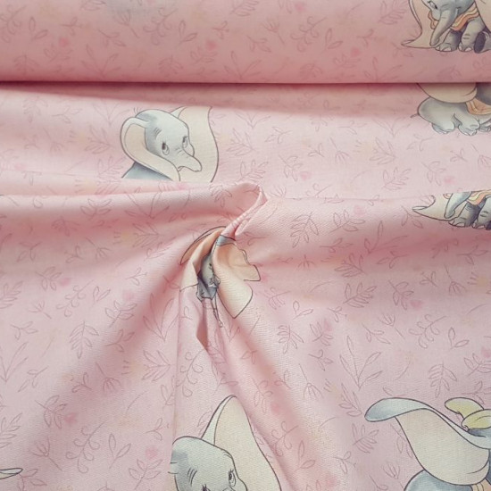 Tela Algodón Disney Dumbo Floral Rosa - Tela de algodón licencia Disney con dibujos del personaje clásico Dumbo sobre un fondo de color rosa floreado. La tela mide 140cm de ancho y su composición 100% algodón.