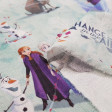 Tela Algodón Disney Frozen 2 Change - Tela de algodón licencia Disney con dibujos de los personajes Anna, Elsa, Kristoff, Sven y Olaf sobre un fondo de árboles nevados y frases “Change is in the air” La tela mide entre 140-150cm de ancho y su composición