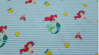 Tela Algodón Disney la Sirenita Rayas - Tela de algodón licencia Disney con dibujos de Ariel, la sirenita, junto a los personajes Sebastián el cangrejo y Flounder el pez, sobre un fondo de rayas azules. La tela mide 150cm de ancho y su c