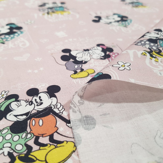 Tela Algodón Disney Love Mickey Minnie - Tela de algodón licencia Disney con dibujos de los personajes Mickey y Minnie enamorados con letras de fondo con la palabra amor en varios idiomas y formas de corazones. La tela mide 150cm de ancho y su composición