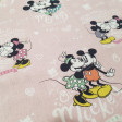 Tela Algodón Disney Love Mickey Minnie - Tela de algodón licencia Disney con dibujos de los personajes Mickey y Minnie enamorados con letras de fondo con la palabra amor en varios idiomas y formas de corazones. La tela mide 150cm de ancho y su composición