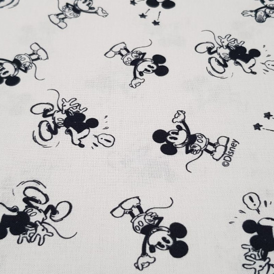 Tela Algodón Disney Mickey Diminuto Clásico - Tela de algodón licencia Disney con dibujos del personaje Mickey Mouse en su versión clásica de tamaño pequeño sobre un fondo blanco. La tela mide 150cm de ancho y su composición 100% algodón.