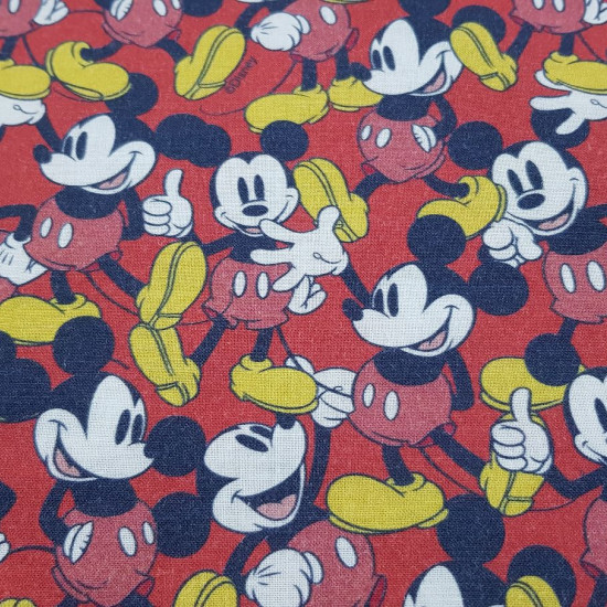 Tela Algodón Disney Mickey Fondo Rojo C - Tela de algodón licencia con dibujos del personaje Mickey coloreado sobre un fondo rojo. La tela mide entre 140-150cm de ancho y su composición 100% algodón.
