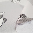 Tela Algodón Disney Mickey Minnie Bocetos - Tela de algodón licencia Disney con dibujos de bocetos/sketches de los personajes Mickey y Minnie sobre un fondo de colores grises con formas circulares. La tela mide 140cm de ancho y su composición 100% algodón