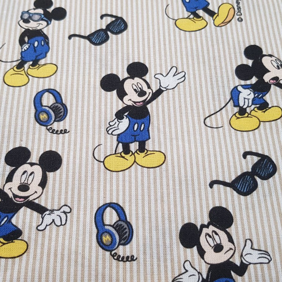 Tela Algodón Disney Mickey Verano - Tela de algodón infantil de Disney con dibujos del personaje Mickey, gafas de sol y cascos de música, sobre un fondo de rayas beige. La tela mide 140cm de ancho y su composición 100% algodón.