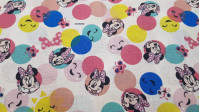 Tela Algodón Disney Minnie Lunares Colores - Tela de algodón popelín infantil con dibujos licencia Disney donde aparece el personaje Minnie dentro de círculos de colores con adornosy caras sonrientes. La tela mide 140cm de ancho y su composición 100% algo