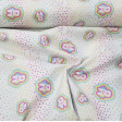 Tela Algodón Disney Minnie Multicolor Topitos - Tela de algodón licencia Disney con dibujos de la ratita Minnie coloreada sobre un fondo blanco con topitos multicolor efecto arcoiris. La tela mide 150cm de ancho y su composición 100% algodón.