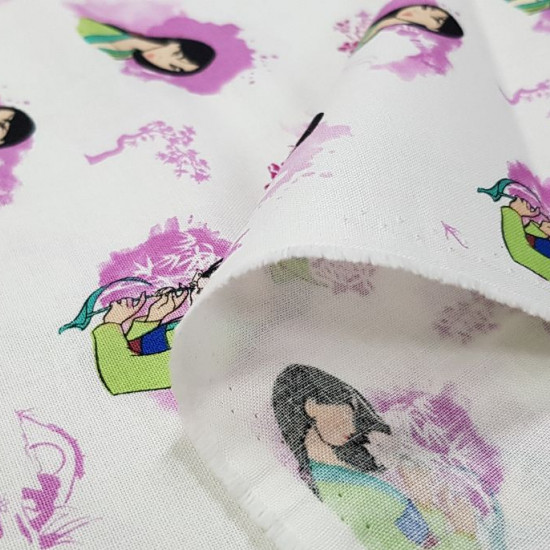 Tela Algodón Disney Mulán Rosa - Tela de algodón licencia Disney ancho americano con dibujos del personaje Mulán con adornos florales en tonos rosas sobre un fondo blanco. La tela mide 110cm de ancho y su composición 100% a