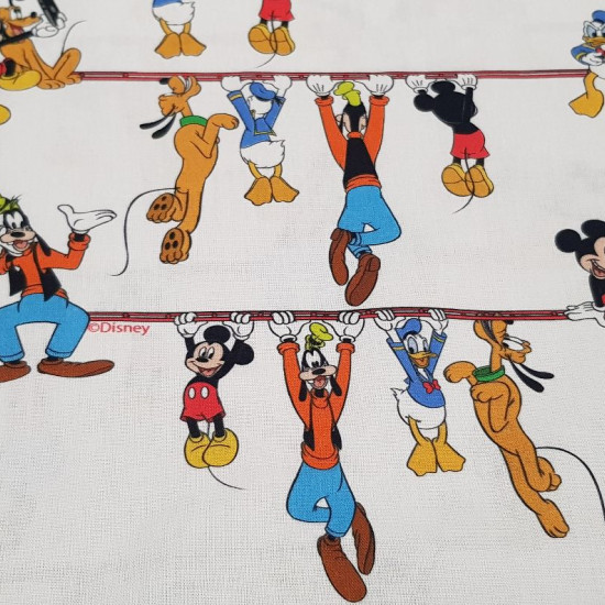 Tela Algodón Disney Personajes Escalera - Tela de algodón licencia Disney con dibujos de los personajes Mickey, Pluto, Goofy y Donald sentados sobre una escalera, colgados de ella, haciéndose selfies con el móvil… sobre un fondo blanco. La tela mide 150cm