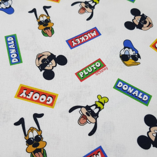 Tela Algodón Disney Personajes Letreros - Tela de algodón licencia Disney con dibujos de los personajes clásicos Donald, Pluto, Mickey y Goofy con gafas negras y letreros de colores con el nombre de cada uno. La tela mide 150cm de ancho y su co