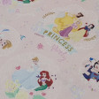 Tela Algodón Disney Princesas Magical Memories - Tela de algodón licencia Disney con dibujos de las princesas de varias películas como Ariel, Bella, Cenicienta, Aurora, Blancanieves, Rapuntzel… sobre un fondo en tono rosa. La tela mide entre 140-150cm de 