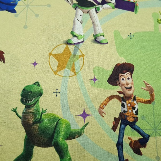 Tela Algodón Disney Toy Story - Tela de algodón infantil Disney de Toy Story. Aparecen los personajes Woody, Buzz, Mr.Potato... sobre un fondo donde predominan los colores amarillo claro y verde. La tela mide 140cm de ancho y su composición 100% al