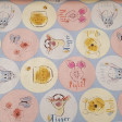 Tela Algodón Disney Winnie Círculos - Tela de algodón Disney con dibujos de los personajes de Winnie the Pooh. Aparecen en círculos de varios colores los personajes Winnie, Tigger, Igor y Tiglet. Además de tarros de miel y mariposas, todo ello sobre un fo