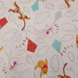 Tela Algodón Disney Winnie Cometas - Tela infantil de algodón Disney con dibujos de Winnie the Pooh, Tigger y Piglet sobre un fondo blanco con cometas de colores y nubes. Una tela ideal para complementos de los más peques de la casa. La composición de l