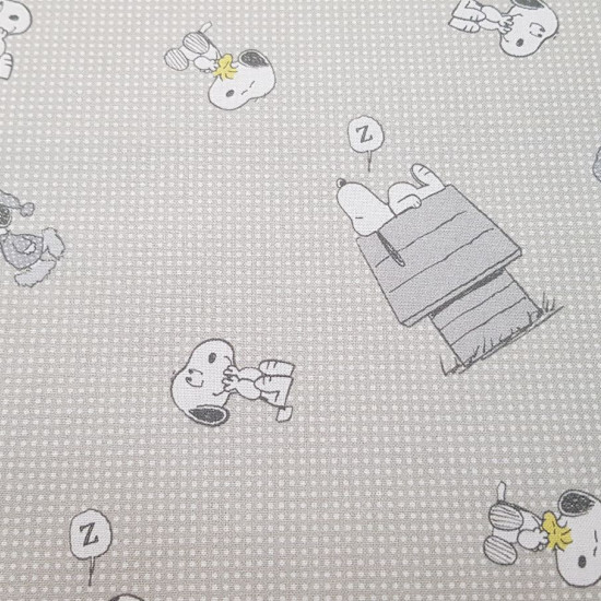 Cotton Snoopy Sleeping fabric - Licensed cotton poplin fabric with drawings of the classic character Snoopy, where he appears with Woodstock the little bird and also sleeping at home. A gray grid-like background predominates. The fabric is 140cm wi