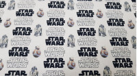 Tela Algodón Star Wars Droides Logos - Tela de algodón con dibujos de logos Star Wars en blanco y negro y los droides R2-D2 y BB-8 sobre un fondo blanco. La tela mide 150cm de ancho y su composición 100% algodón.