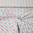 Tela Algodón Estrellas Colores - Tela de algodón con dibujos de estrellas de colores y varios tamaños sobre un fondo blanco. La tela mide 150cm de ancho y su composición 100% algodón.