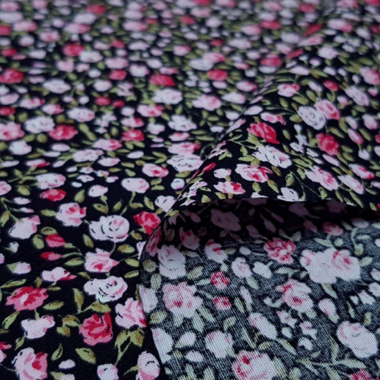 Tela Algodón Rosas Fondo Negro - Tela de algodón con dibujos de rosas pequeñas de color rosa y fucsia sobre un fondo negro. La tela mide 140cm de ancho y su composición 100% algodón.