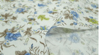 Tela Algodón Fino Flores Verde Azul - Tela fina de algodón tipo batista con dibujos floreados en tonos marrones, azules y verdes sobre un fondo blanco. La tela mide 140cm de ancho y su composición 100% algodón.