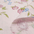 Tela Algodón Fino Flores Mariposa Azul - Tela de algodón fina tipo batista con dibujos de flores y mariposas de color azul sobre un fondo rosa claro. La tela mide 140cm de ancho y su composición 100% algodón.