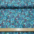 Tela Algodón Flores Colores Mariposas - Tela de algodón con dibujos de flores de varios tamaños y colores sobre un fondo azul petroleo con mariposas. La tela mide 140cm de ancho y su composición 100% algodón.