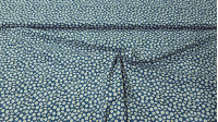 Tela Algodón Fabby Margaritas - Tela de algodón orgánico con dibujos de margaritas sobre un fondo de color azul. La tela mide 150cm de ancho y su composición 100% algodón.