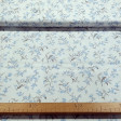 Tela Batista Algodón Flores Azules - Tela de algodón tipo batista/voile fina y ligera con dibujos de flores en tonos azules sobre un fondo blanco. La tela mide 150cm de ancho y su composición 100% algodón.