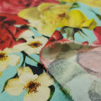 Tela Algodón Jardín de Rosas - Tela de algodón con dibujos de rosas en tonos amarillos y rojos sobre un fondo de color claro. La tela mide 140cm de ancho y su composición 100% algodón.