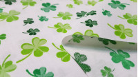 Tela Algodón Tréboles Verdes - Tela de algodón tipo popelín con dibujos de tréboles de cuatro hojas verdes sobre un fondo blanco. La tela mide 160cm de ancho y su composición 100% algodón.