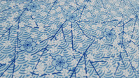 Tela Algodón Flores Blancas Arcos Japoneses - Tela de algodón popelín con dibujos de flores blancas sobre fondo azul con arcos japoneses Preciosa tela para combinar con trabajos de Patchwork, decoración del hogar y confección de prendas con estilo primave