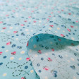 Algodón Flores Vuelo de Mariposa - Tela de popelín algodón con dibujos diminutos de florecillas y mariposas, con trazos en negro simulando el vuelo de mariposa. La tela mide 145cm de ancho y su composición 100% algodón.