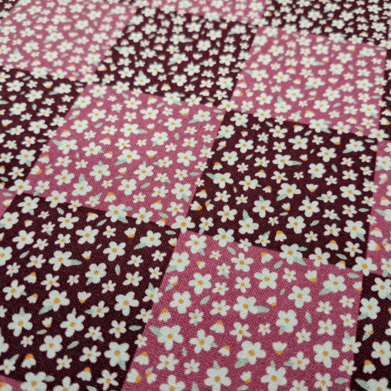 Algodón Flores Margaritas Kala - Tela de popelín algodón con dibujos de flores pequeñas con forma de margarita sobre un fondo formando cuadrículas estilo patchwork en tonos lilas. La tela mide 150cm de ancho y su composic