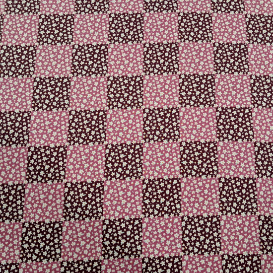 Algodón Flores Margaritas Kala - Tela de popelín algodón con dibujos de flores pequeñas con forma de margarita sobre un fondo formando cuadrículas estilo patchwork en tonos lilas. La tela mide 150cm de ancho y su composic