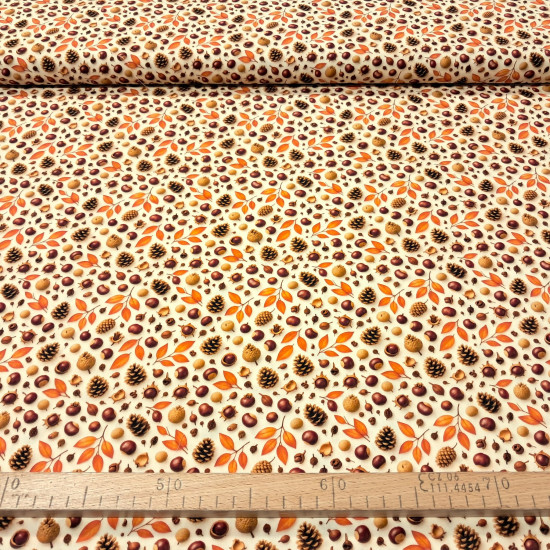 Tela popelín algodón fondo claro con estampado de piñas castañas y hojas naranjas