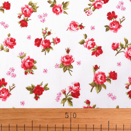 Tela Algodón Rosas Clásicas Fondo Blanco Tela de popelín 100% algodón con estampado de ramilletes de rosas rojas sobre fondo blanco.