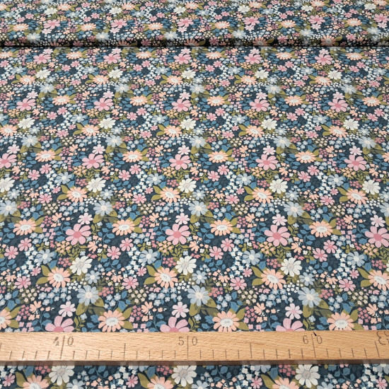 Algodón Flores Variadas Floret - Tela de popelín algodón orgánico con dibujos de flores de varios tamaños y colores, predominando los tonos azules y rosas. Tela más que indicada para las creaciones de patchwork.