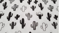 Tela Algodón Cactus Blanco Negro - Tela de algodón fina tipo popelín con dibujos de figuras de cactus en blanco y negro. La tela mide 145cm de ancho y su composición 100% algodón.