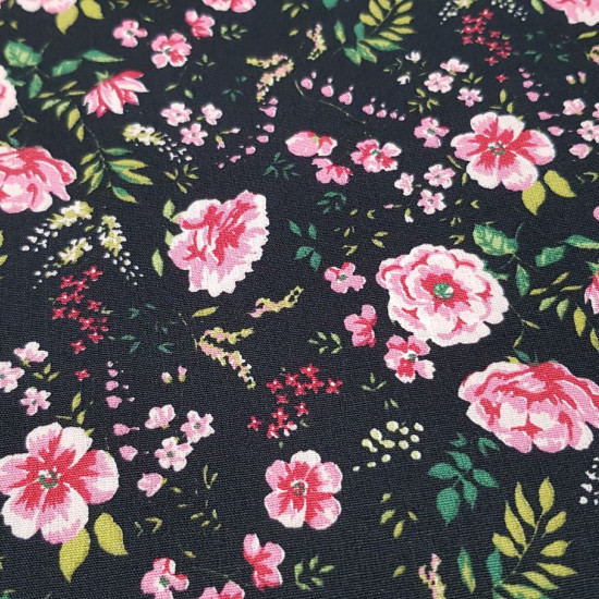 Cotton Roses Sweet Flowers fabric - Cotton poplin fabric with drawings of roses on a black background. This cotton fabric is part of Poppy's Sweet Flowers collection. The fabric is 150cm wide and its composition is 100% cotton.