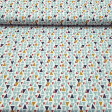 Algodón Triángulos Colores - Original tejido de algodón con dibujos de triángulos de colores azules, verdes, dorados y rojo teja sobre un fondo blanco. Muy divertido para tiendas tipi y para combinar con la tela de dinos