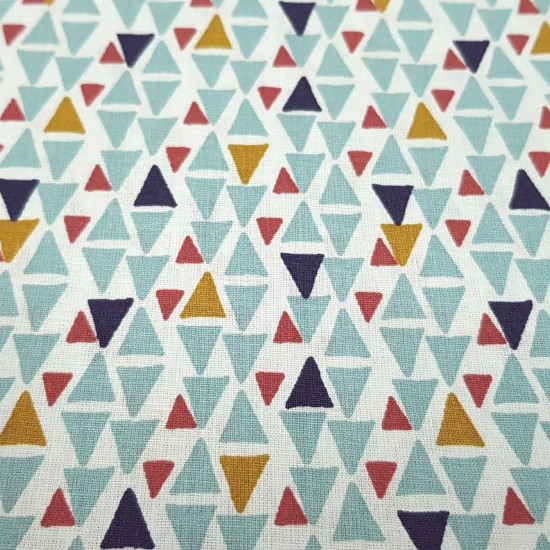 Algodón Triángulos Colores - Original tejido de algodón con dibujos de triángulos de colores azules, verdes, dorados y rojo teja sobre un fondo blanco. Muy divertido para tiendas tipi y para combinar con la tela de dinos