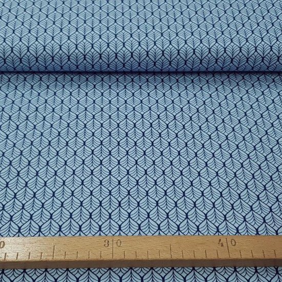Tela Algodón Formas Geométricas Azules - Tela de algodón con dibujos geométricos de formas en trazos azul oscuro sobre un fondo azul claro. La tela mide 150cm de ancho y su composición 100% algodón.