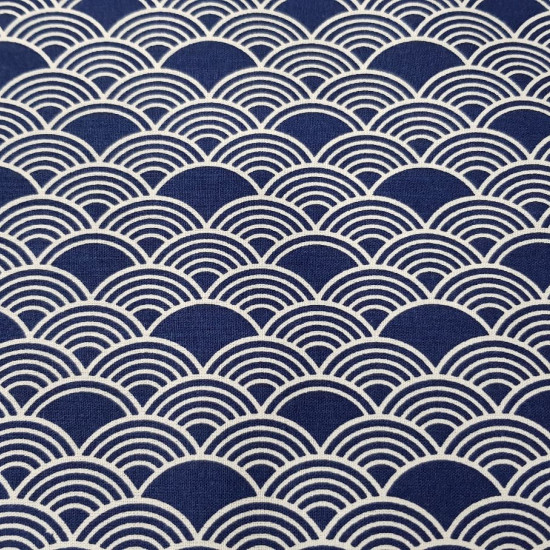 Tela Algodón Arcos Tokyo Azul - Tela de algodón con dibujos de arcos blancos estilo Tokyo sobre un fondo de color azul oscuro. La tela mide 140cm de ancho y su composición 100% algodón.