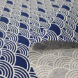 Tela Algodón Arcos Tokyo Azul - Tela de algodón con dibujos de arcos blancos estilo Tokyo sobre un fondo de color azul oscuro. La tela mide 140cm de ancho y su composición 100% algodón.