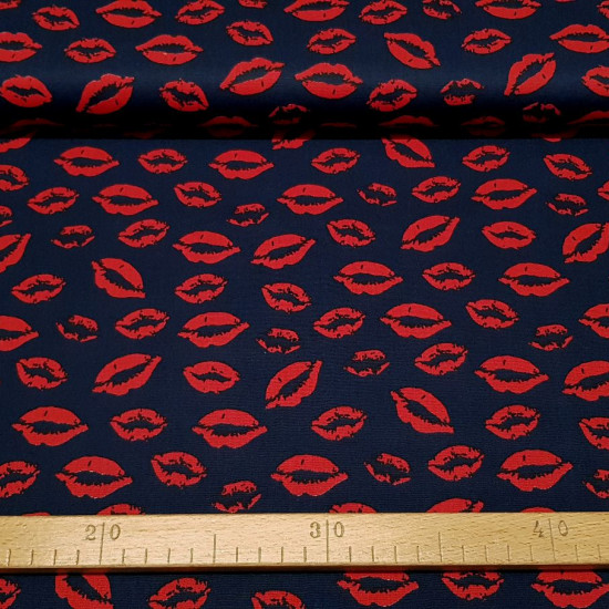 Tela Algodón Labios Besitos - Tela de algodón con dibujos de labios dando besitos en varios colores de fondo. La tela mide 150cm de ancho y su composición 100% algodón.