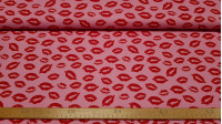 Tela Algodón Labios Besitos - Tela de algodón con dibujos de labios dando besitos en varios colores de fondo. La tela mide 150cm de ancho y su composición 100% algodón.