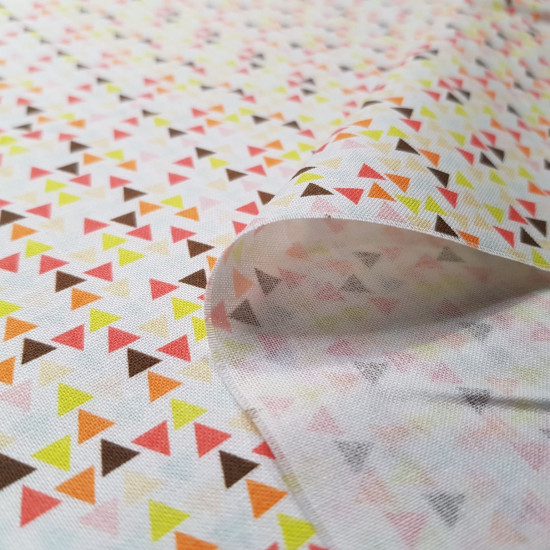 Cotton Tropical Triangles fabric - Poplin cotton fabric with drawings of colored triangles in tropical colors on a white background. The fabric is 150cm wide and its composition is 100% cotton.
