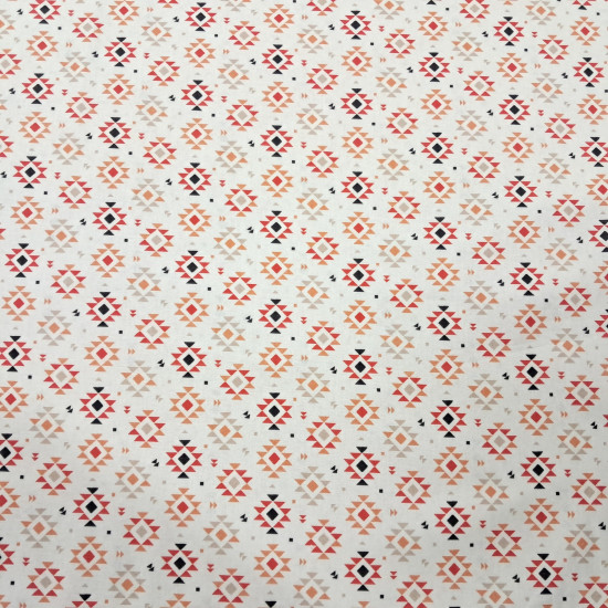 Tela Algodón Estilo Étnico Tribal Algodón Estilo Étnico Tribal - Tela de popelín algodón con estampado estilo étnico tribal en tonos terracota y ocre sobre un fondo crema natural. La trama geométrica de diamantes y puntas de flecha nos da mucho juego para c